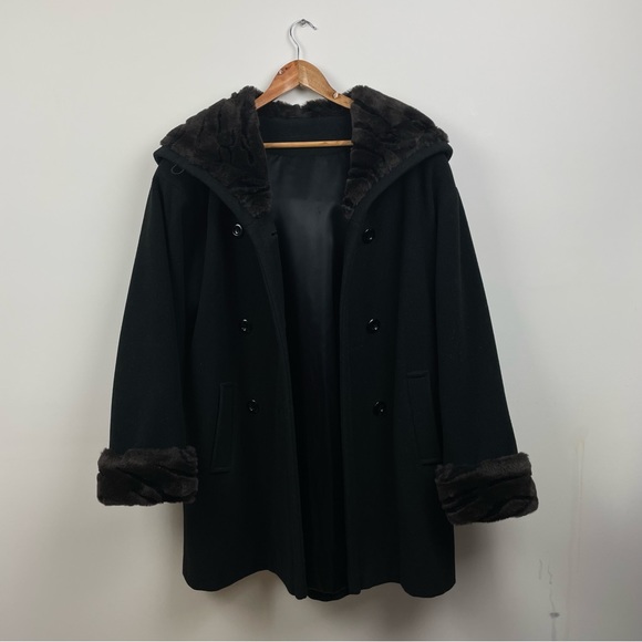 Laura Faux Fur Coat - Size Small - Black Elegant Woman Jacket - Picture 1 of 8